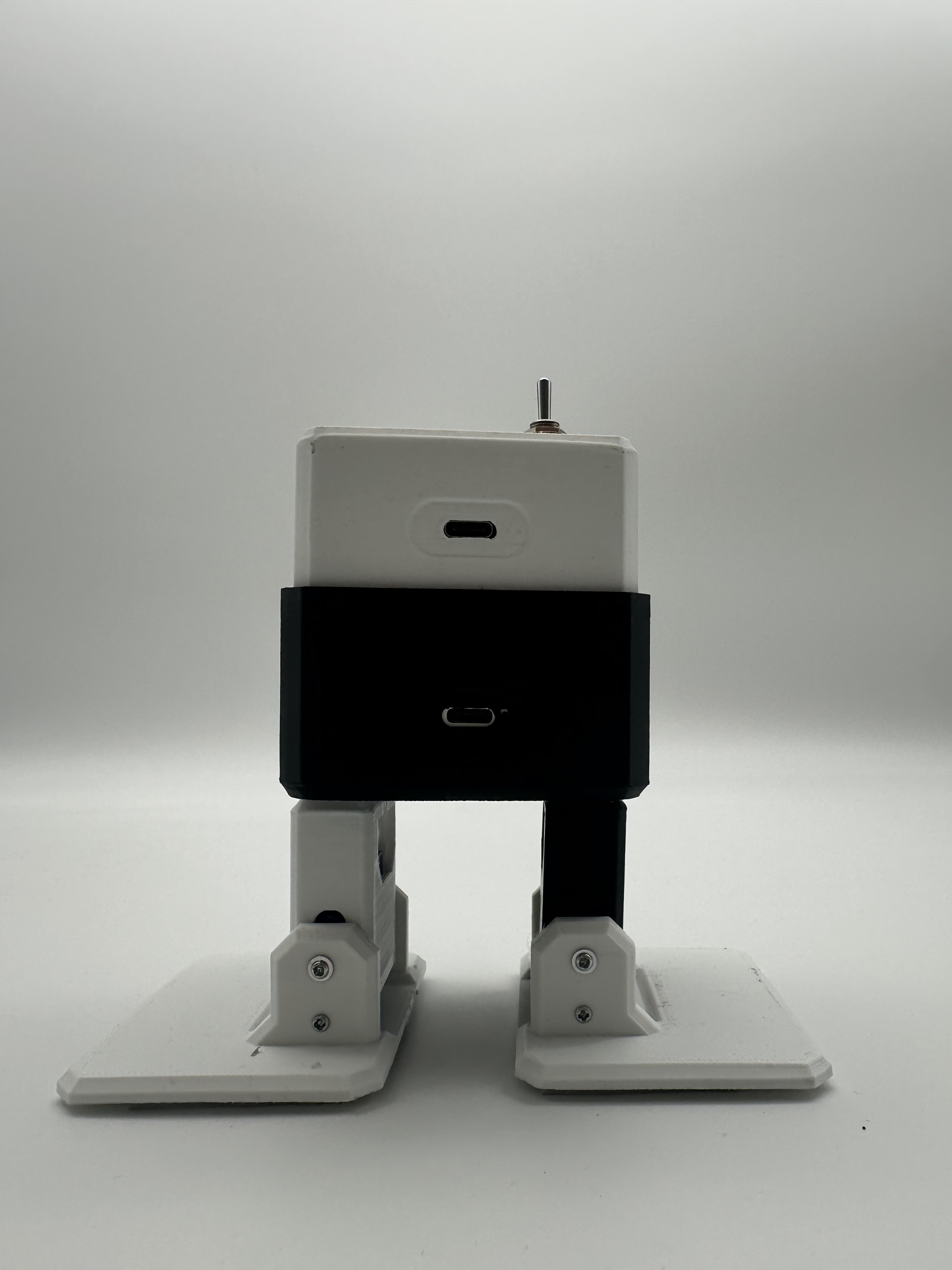 Vue de dos du robot assemblé montrant les passages de câbles